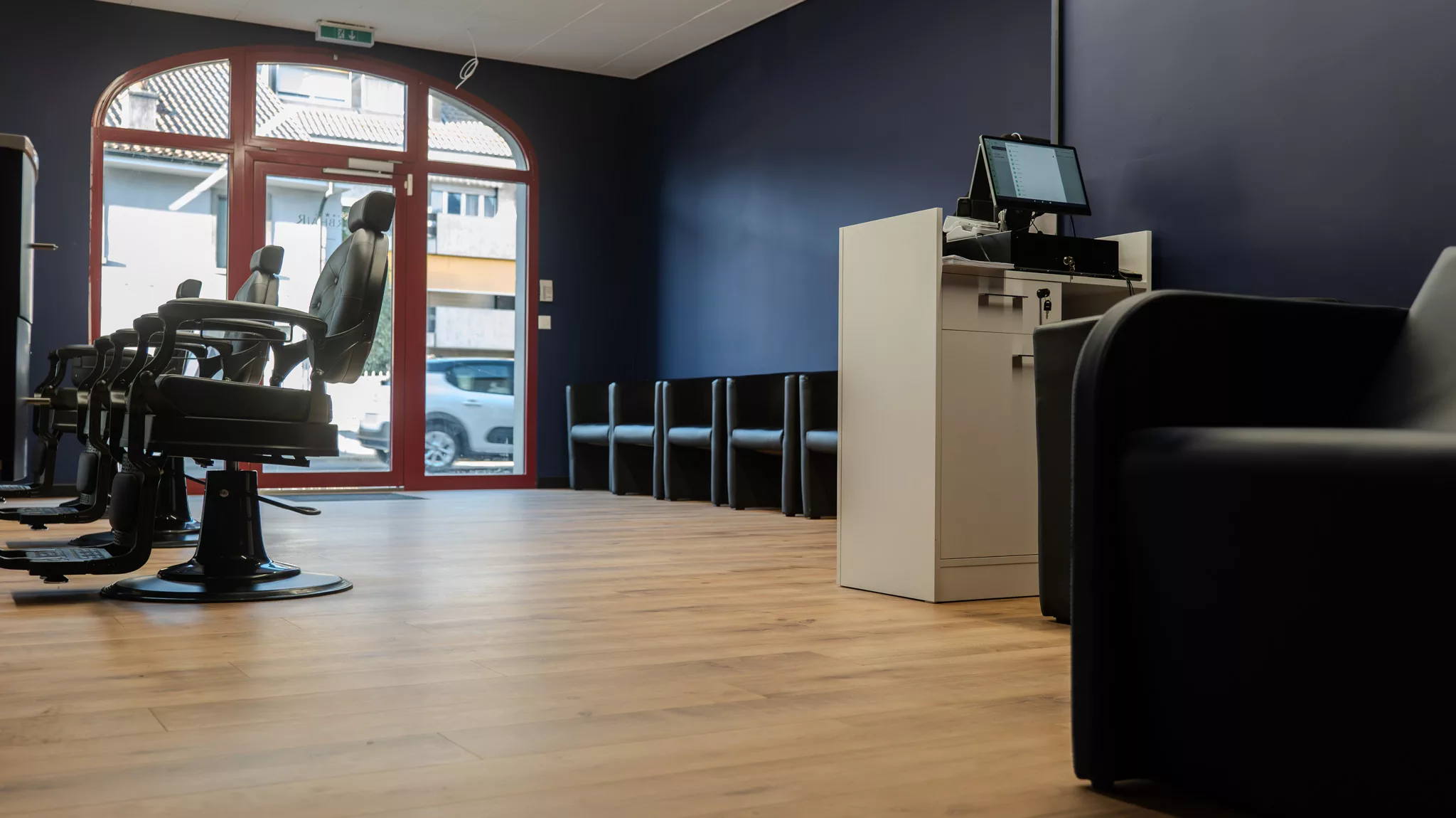 La fusion entre grande enseigne de coiffure et barber, ici à Genève, le nouveau standard masculin. Barber Plan-les-Ouate.